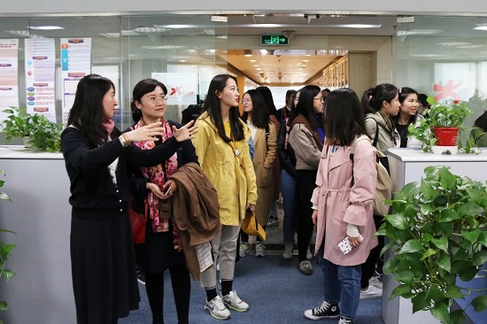 PA真人师生走进高教社照片2.jpg